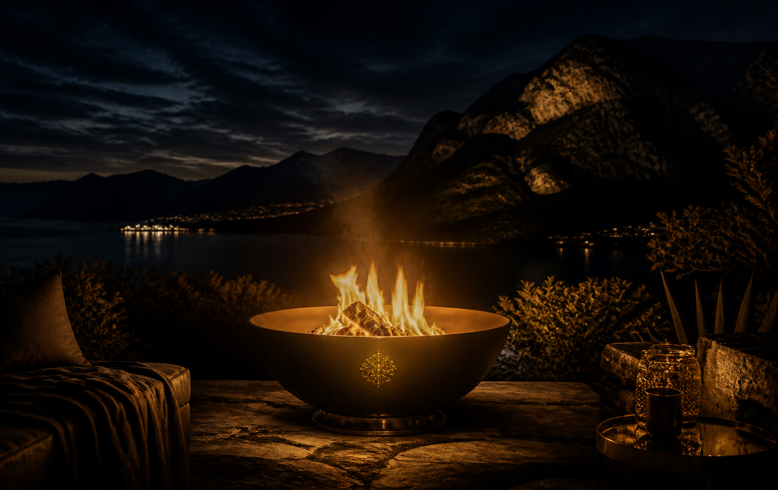 Elegante Feuerschale bei Nacht mit Blick auf einen See und Berge